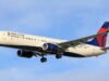 Máy bay của Delta Air Lines bị trúng pháo hoa ở Chicago