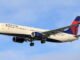 Máy bay của Delta Air Lines bị trúng pháo hoa ở Chicago