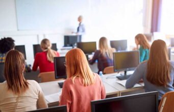 Mùa hè bấp bênh với nhiều học sinh, việc làm thời vụ giúp tài chính đầu năm học