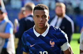 “Cô là một người phụ nữ đáng khinh”: Kylian Mbappé khiển trách gay gắt thượng nghị sĩ Paraguay sau những nhận xét phân biệt chủng tộc đáng khinh của bà, “anh ta đang mút dừa”