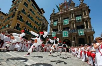 Sự say mê của truyền thống và sự hân hoan tập thể chiếm lấy Pamplona