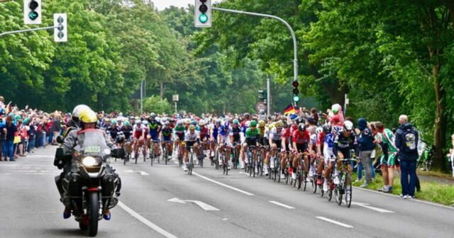 Tour de France: Mức lương của Tadej Pogacar, người bốn