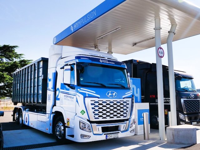 Hyundai tiếp thị XCIENT FCEV Ampliroll tại Pháp