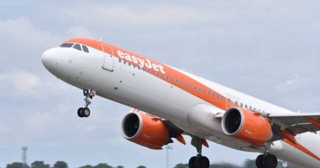 Chuyến bay EasyJet bị hủy sau 5 giờ chờ đợi: