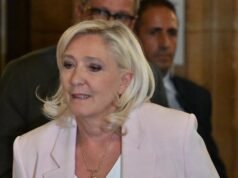 “Thủy quân lục chiến trong tù”: sau khi bị kết án, Marine Le Pen đã tấn công ở La Flèche, một thành phố tuy nhiên lại mang tính biểu tượng rất lớn đối với gia đình cô