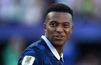 Pasta cho Kylian Mbappé, gà cho Ousmane Dembelé và tôm cho Marcus Thuram: trên đĩa của các cầu thủ đội tuyển Pháp giữa World Cup