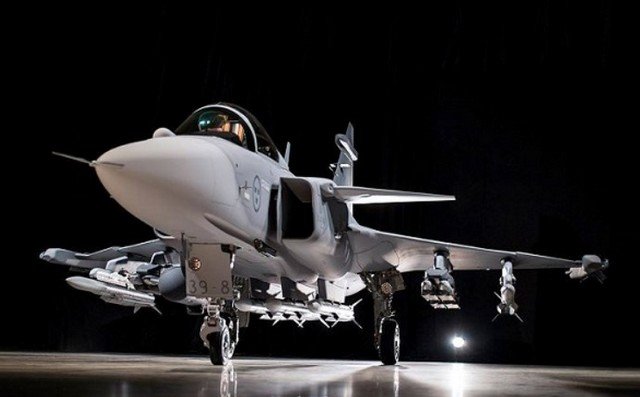 Hai máy bay chiến đấu của NATO chặn một chiếc