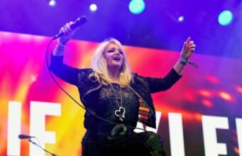 Sự biến mất. Bonnie Tyler, ca sĩ nổi tiếng của “Total Eclipse of the Heart”, qua đời ở tuổi 75