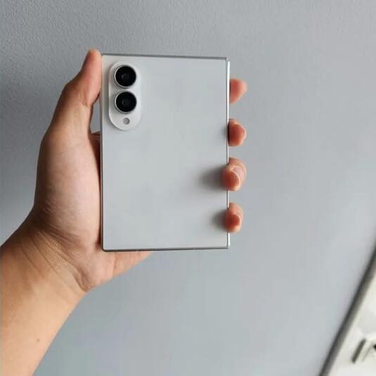 Galaxy Z Fold 8: Samsung, rò rỉ và... Spider-Man xác