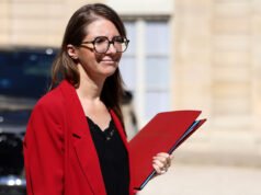 Aurore Bergé trình bày một văn bản về hình phạt không đủ tư cách đối với các quan chức dân cử bị kết tội vì những vi phạm này