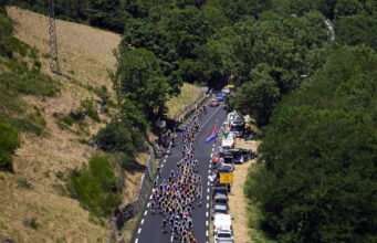 Trực tiếp Tour de France 2026. Hai người dẫn đầu trong đó có một người Pháp, về đích theo kế hoạch ở phần chạy nước rút… Thực hiện chặng thứ 7