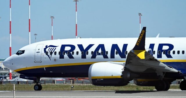 người đàn ông suýt bị hút khỏi chuyến bay Ryanair