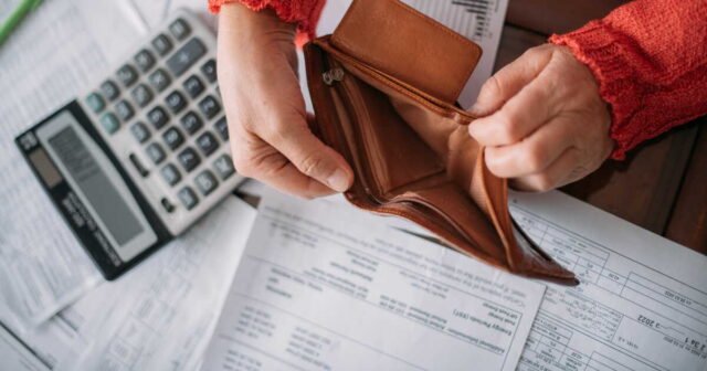 Bạn có sống dưới mức nghèo khổ như 9,8 triệu