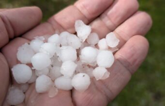 Đông Nam Bộ có giông, mưa đá, 24 sở, ngành báo động đỏ