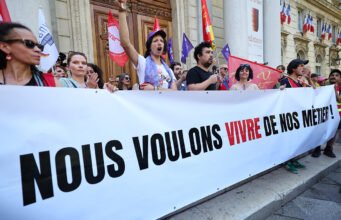 Cảnh tượng CGT thảo luận về vấn đề đình công trong Lễ hội Avignon