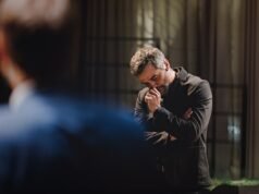 Một phiên tòa – truy đuổi kẻ thù của nhân dân của Christiane Jatahy và Wagner Moura