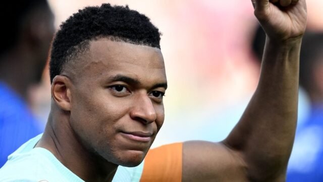 Kylian Mbappé tái sinh của Napoléon Bonaparte: bức ảnh mang