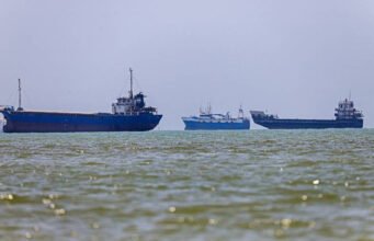 Mỹ tấn công Iran khi các quốc gia vùng Vịnh trở thành mục tiêu gia tăng bạo lực xung quanh Hormuz