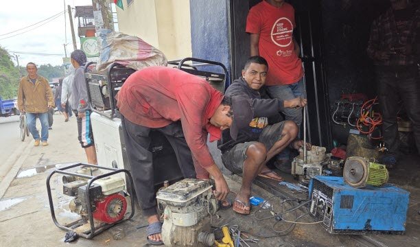 Thợ sửa chữa máy phát điện đang có nhu cầu cao. Ảnh EBRA /Luc Chaillot