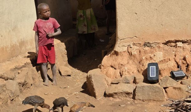 Chỉ 40% dân số Malagasy được sử dụng điện. Các tấm pin mặt trời được sử dụng ở những ngôi làng không có điện, kể cả để nghe radio. Ảnh EBRA /Luc Chaillot
