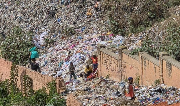 Người dân Malagasy sống sót bằng cách tìm kiếm bãi rác ở thủ đô Antananarivo. Madagascar là một trong những quốc gia nghèo nhất thế giới: 69% người dân Malagasy sống với mức thu nhập dưới 2,60 euro mỗi ngày. Ảnh EBRA /Luc Chaillot
