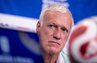 Mẹ Didier Deschamps qua đời: Vì sao cầu thủ không được đeo băng tay đen?