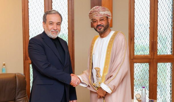 Abbas Araghtchi và Badr Al-Boussaïdi, lần lượt là bộ trưởng ngoại giao của Iran và Vương quốc Hồi giáo Oman. 26/11/07. Ảnh SIPA/UPI