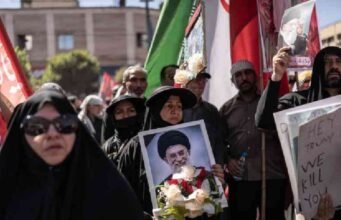 Mỹ tấn công Iran ngày thứ ba, sẽ áp dụng lại lệnh phong tỏa
