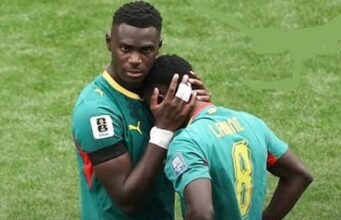 Bác sĩ của đội Senegal thực ra là một bác sĩ phụ khoa!!