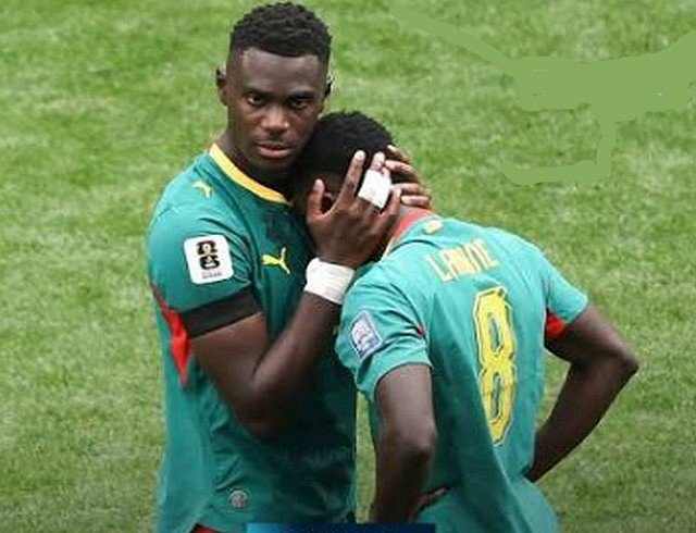 Bác sĩ của đội Senegal thực ra là một bác
