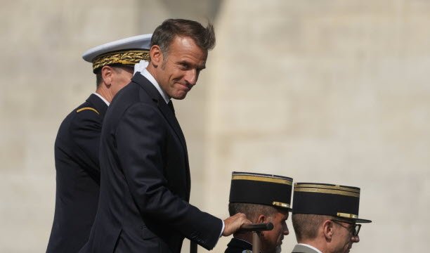 Emmanuel Macron trên xe chỉ huy của mình trong buổi duyệt binh. Ảnh Sipa/Michel Euler