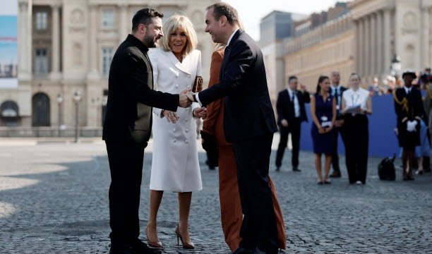 Đệ nhất phu nhân Brigitte Macron và Thủ tướng Sébastien Lecornu chào đón Tổng thống Ukraine Volodymyr Zelensky. Ảnh Sipa/Benoît Teissier