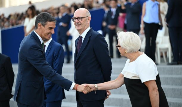 Bộ trưởng Bộ Lực lượng Vũ trang Catherine Vautrin chào đón Thủ tướng Tây Ban Nha Pedro Sanchez trước trận bán kết giữa hai nước. Ảnh Sipa/Jeanne Accorsini