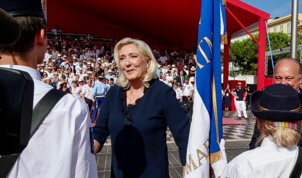 Dẫn đầu các cuộc thăm dò cho cuộc bầu cử tổng thống tiếp theo, lãnh đạo RN, Marine Le Pen, trước bục tổng thống. Ảnh Sipa/Syspeo