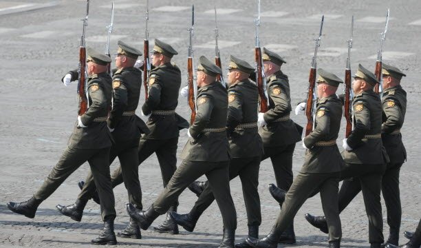 Binh sĩ Ukraina tham gia duyệt binh. Ảnh Sipa/Michel Euler
