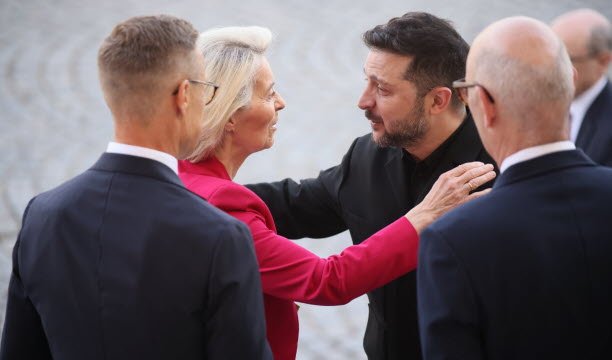Chủ tịch Ủy ban Châu Âu Ursula Von Der Leyen chào đón Tổng thống Ukraine Volodymyr Zelensky. Ảnh Sipa/Thomas Padilla