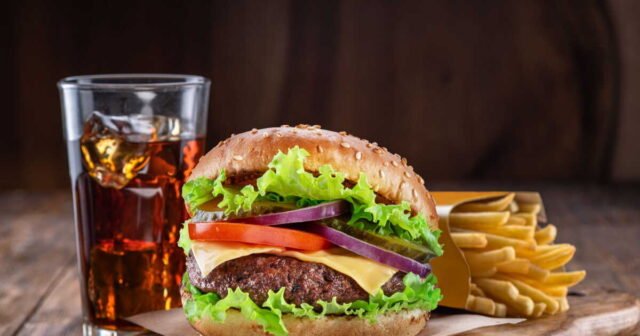 Burger King sa thải nhân viên do tình trạng khẩn