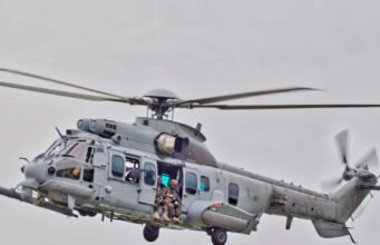 Hai máy bay trực thăng vận tải quân sự Caracal, kế nhiệm Puma, được vận chuyển đến Tontouta bằng máy bay chở hàng Antonov An-124