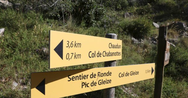 Hautes-Alpes. Một người đi bộ đường dài rơi từ độ