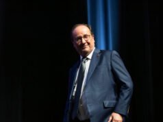 trước mặt những người bạn đang tụ tập tại khu vực Thượng viện, François Hollande chuẩn bị và cảnh báo về “các ứng cử viên làm chứng”