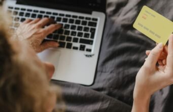 cô ấy gửi 2.000 euro cho một bác sĩ phẫu thuật giả ở vùng chiến sự