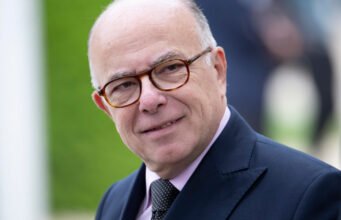 Theo Bruno Cauvrai: “Việc Bernard Cazeneuve ra ứng cử phản ánh sự khó khăn của đội ngũ nhân viên chính trị của chúng tôi trong việc đổi mới bản thân”.