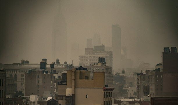 Ở New York, chất lượng không khí đã được cải thiện kể từ thứ Năm nhưng vẫn được coi là nguy hiểm đối với những người có nguy cơ mắc bệnh và cơ quan thời tiết Mỹ (NWS) cảnh báo rằng khói có thể dày đặc qua đêm. Ảnh Sipa/John Taggart