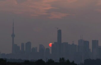 Canada. Hơn 200 vụ cháy ngoài tầm kiểm soát, Trump tố Ottawa hút thuốc ra khỏi nước Mỹ
