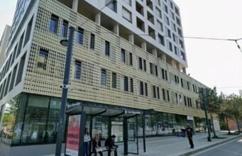 Ille-et-Vilaine. Bị đuổi khỏi khu nhà ở xã hội ở Rennes, anh ta đập phá mặt tiền của chủ nhà và tự sát
