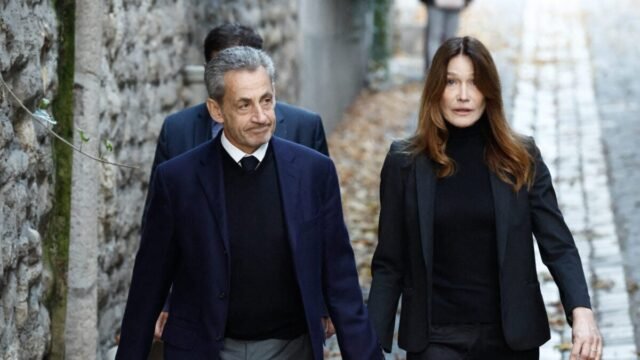 Carla Bruni được một người thân cận với Nicolas Sarkozy