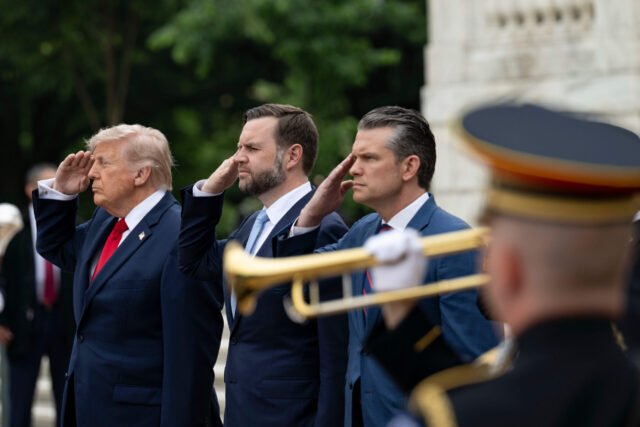 Với “nhóm nhạc nam tính” Donald Trump, nam tính bị