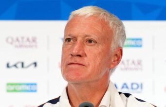 Didier Deschamps: Sẽ không quay lại với Christophe Dugarry sau câu nói chấm dứt mối quan hệ của họ, “Nếu anh ấy không còn muốn chào tôi nữa, điều đó cũng không thay đổi cuộc đời tôi