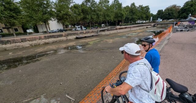 Hình ảnh. Tại cảng Epinal, con kênh khô cạn hoàn