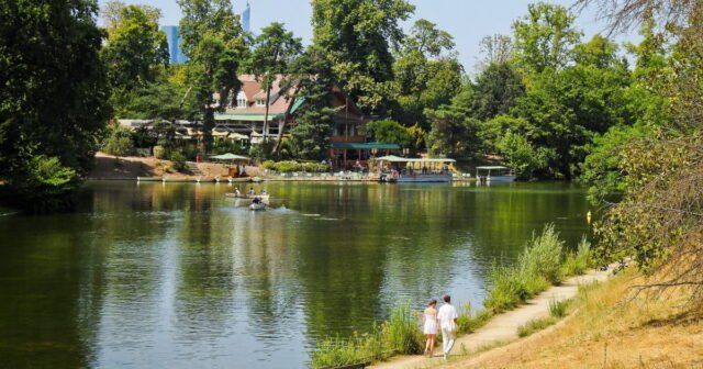 Paris. Một người đàn ông bị cảnh sát giam giữ